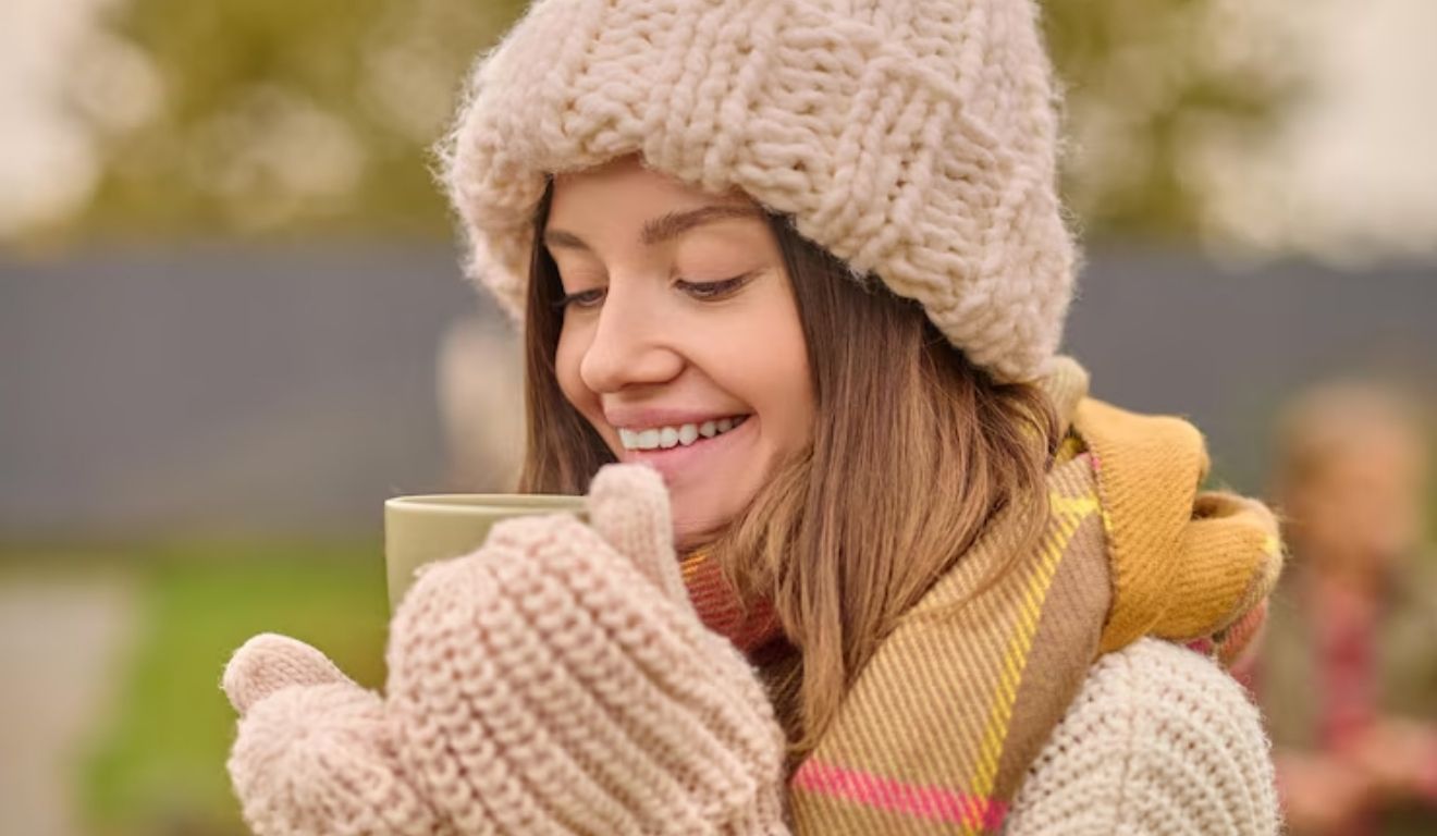 mulher tomando chá quente no inverno