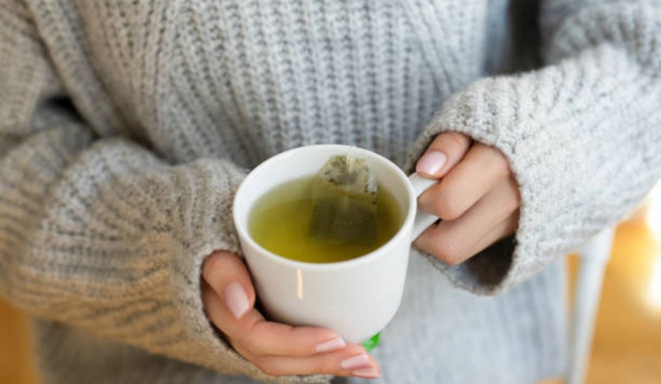 mulher tomando chá quente no inverno