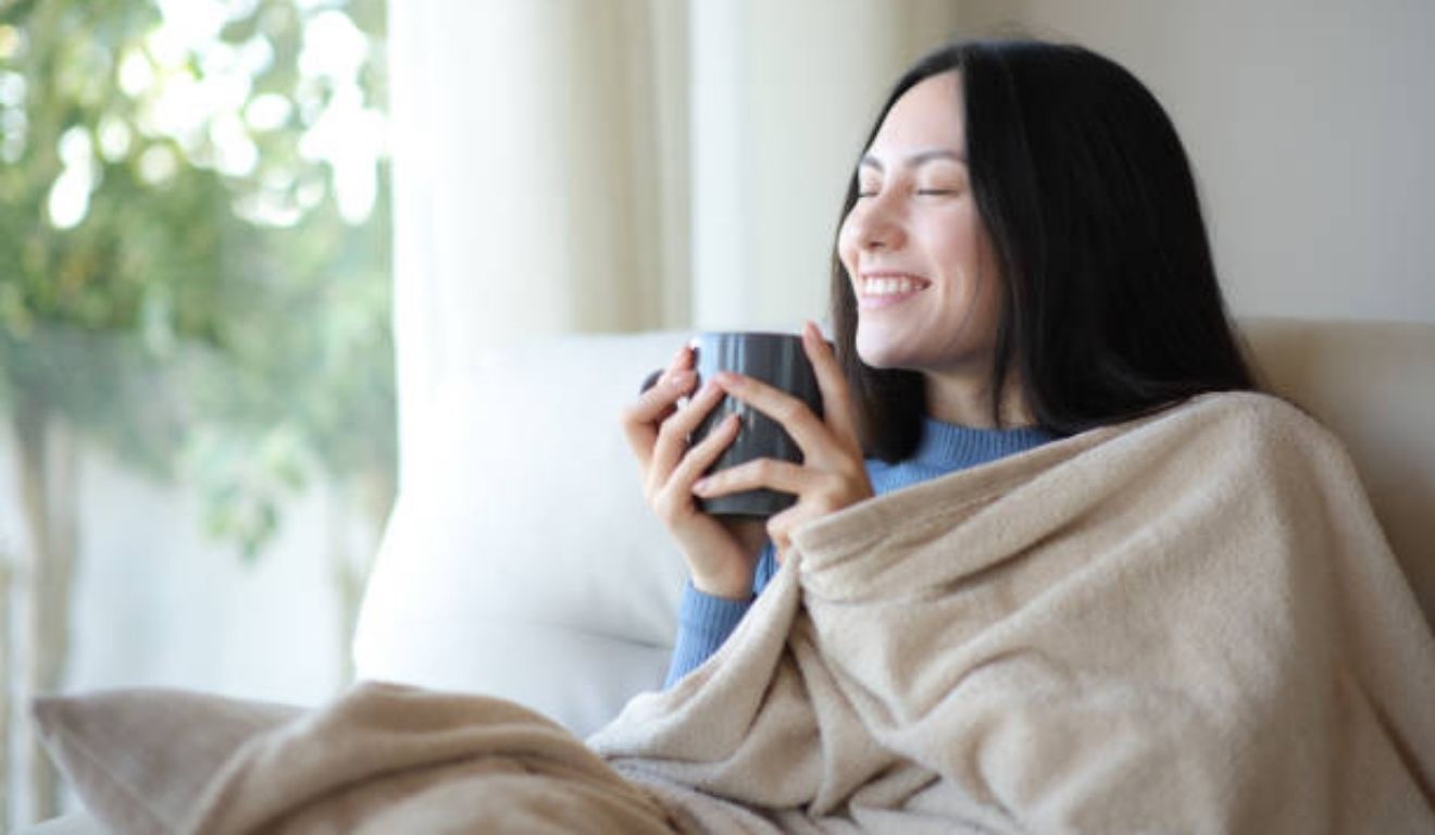 mulher tomando chá quente no inverno