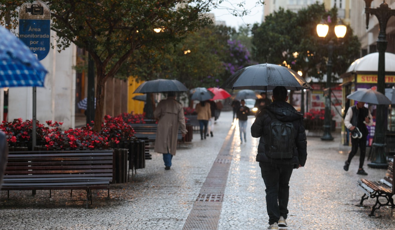 Pessoas no centro caminhando em meio à cidade