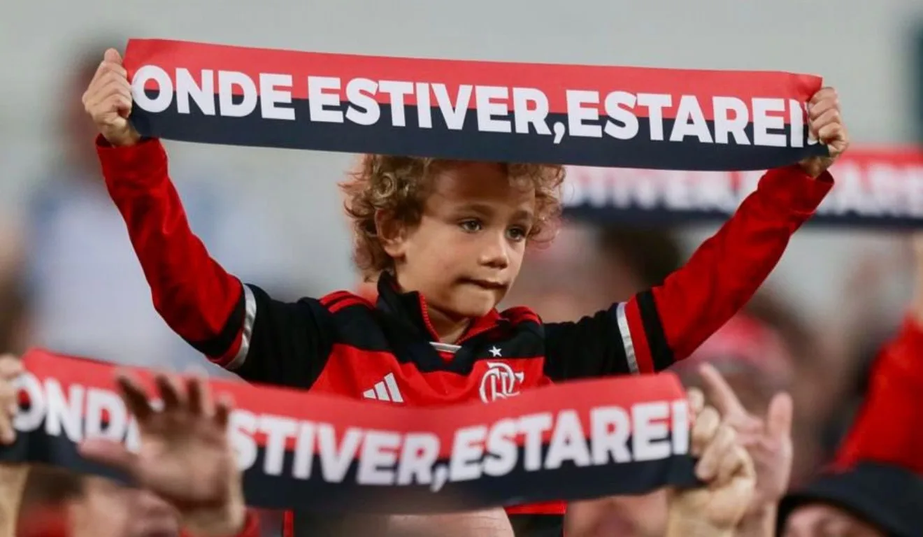 Criança torcedora do Flamengo com faixa na arquibancada durante partida da Copa do Mundo de Clubes da FIFA