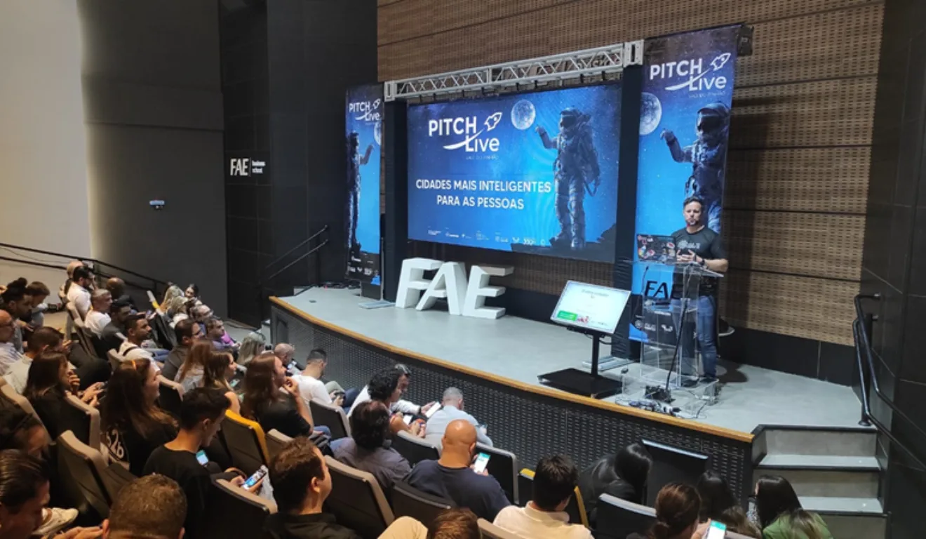 Imagem de pessoas assistindo ao Pitch Vale do Pinhão.