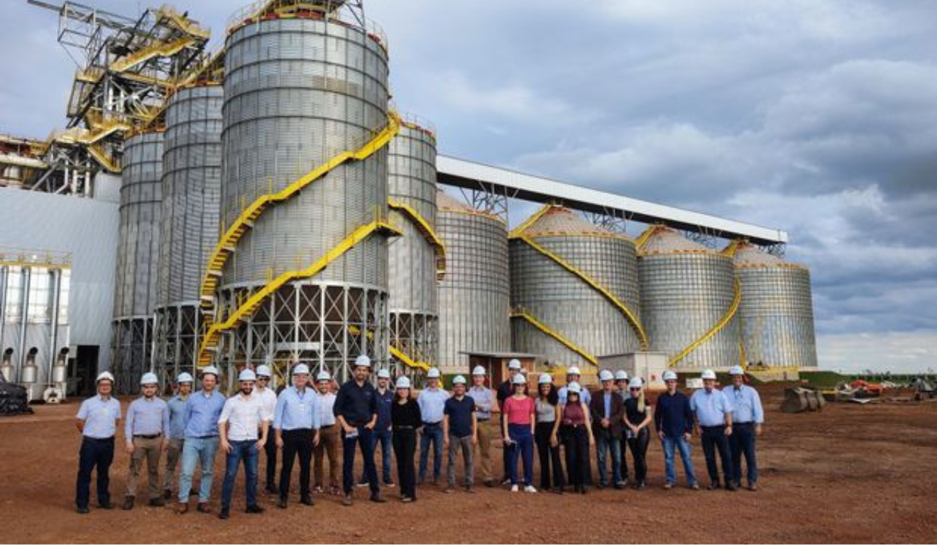 representantes da coamo em frente a refinaria