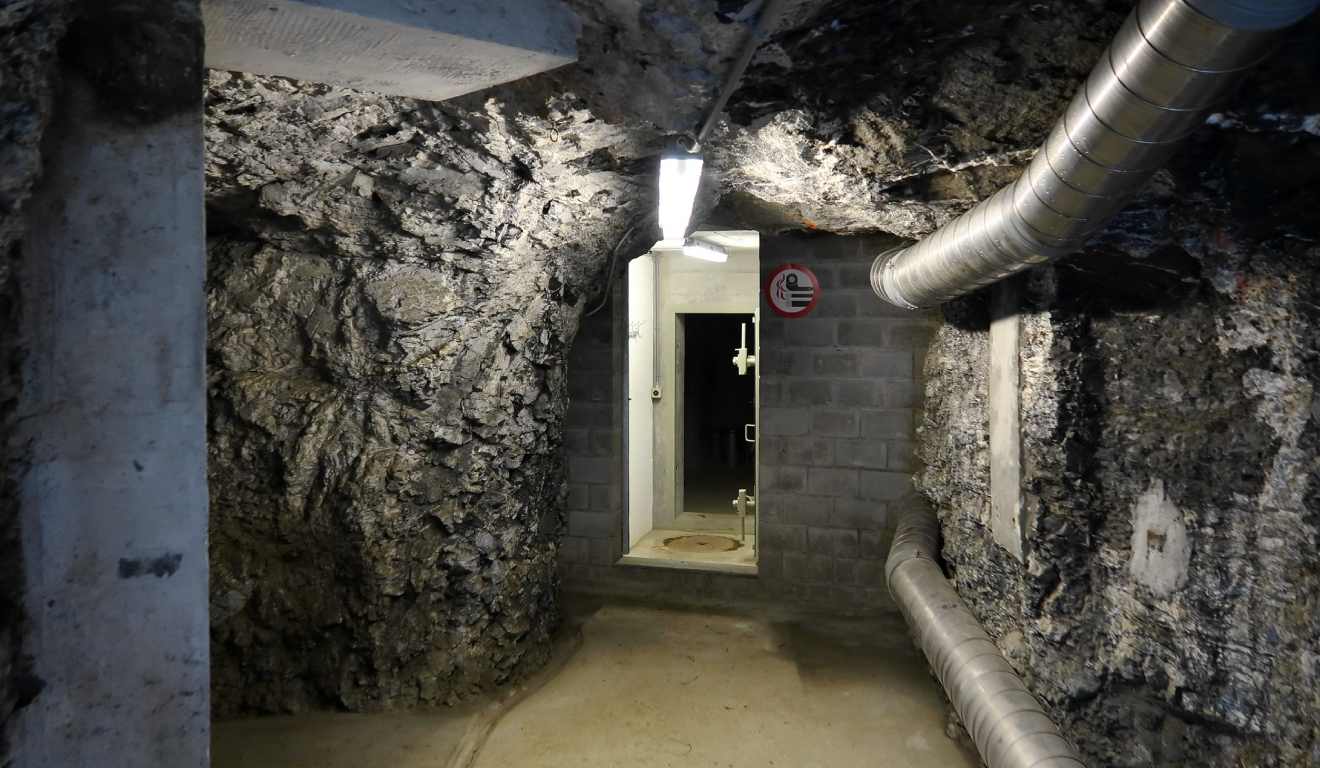 Bunker subterrâneo compedras e canos