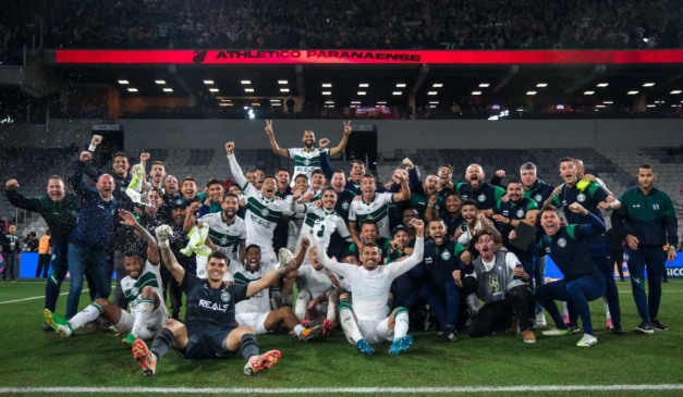 Elenco do Coritiba comemora a vitória no Atletiba na Arena da Baixada.