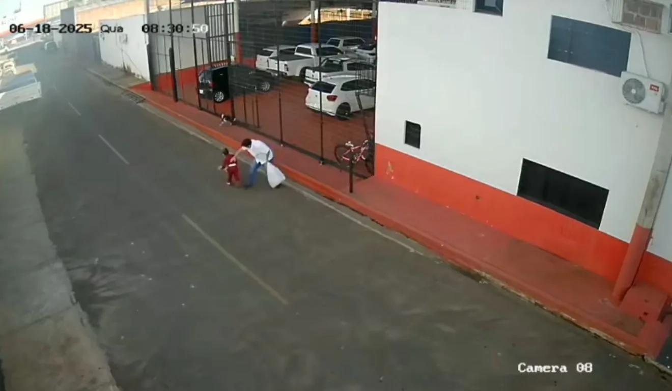 Padrasto bate em enteada e é filmado por câmeras de segurança