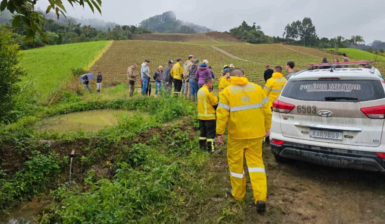 Equipes do Corpo de Bombeiros fizeram buscas e encontraram o corpo da criança em um açude