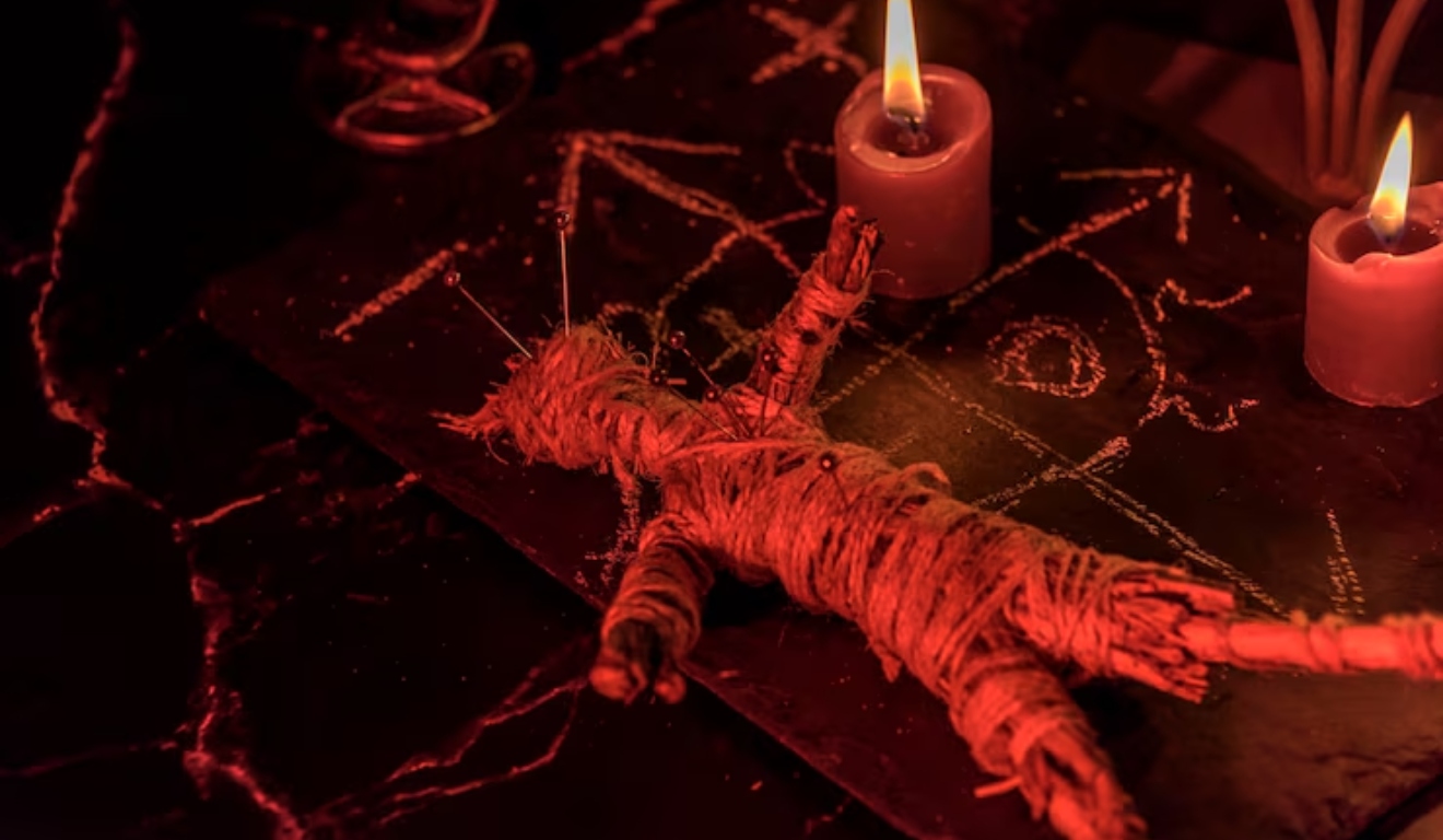 Boneco usado em ritual satânico