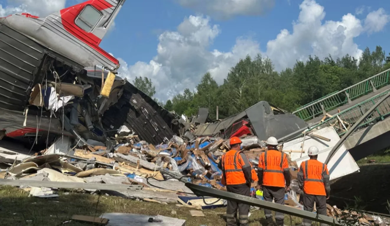 Especialistas dos serviços de emergência trabalham no local, após uma ponte rodoviária desabar sobre os trilhos da ferrovia devido a uma explosão na região de Bryansk, Rússia, em 1º de junho de 2025. REUTERS/Stringer