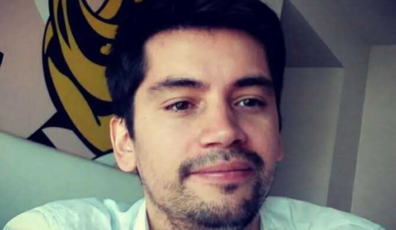 Professor encontrado morto em foto sentado no sofá de casa