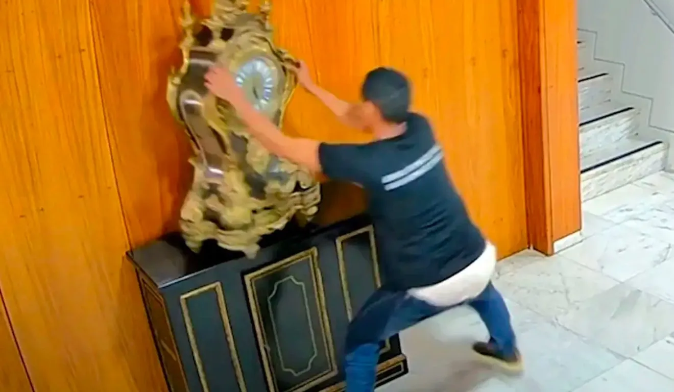 Mecânico invade Praça dos TrÊs Poderes em Brasília e derruba relógio de DOm João VI