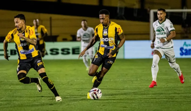 lance de jogo entre Novorizontino e Chapecoense