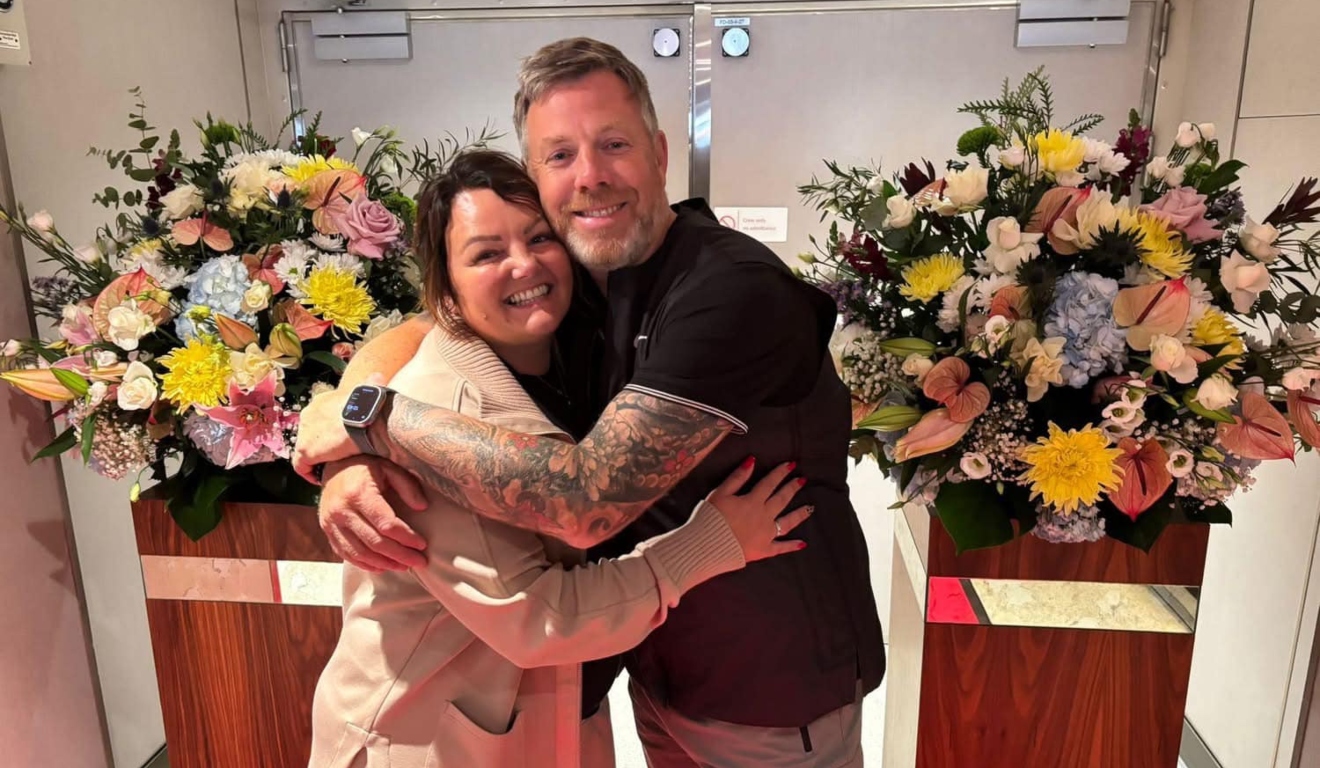 Debra e Chris Wright abraçados