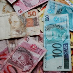 Notas de dinheiro espalhadas