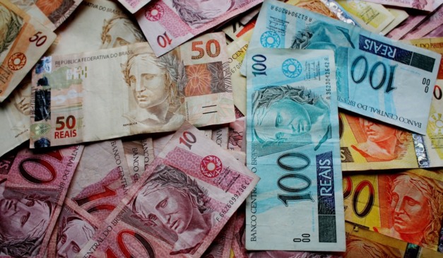 Notas de dinheiro espalhadas