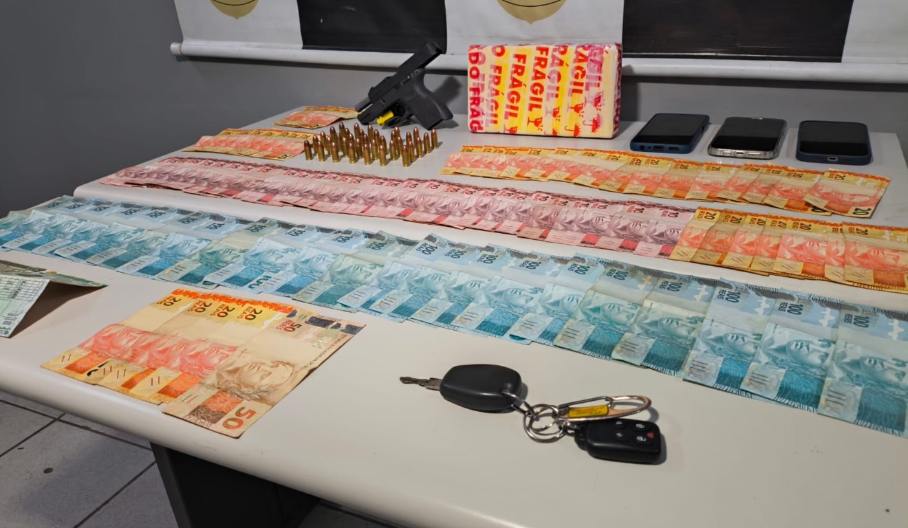 dinheiro, arma e munições que dois homens presos com um quilo de cocaína ofereceram a policiais em troca da liberdade, em Colombo