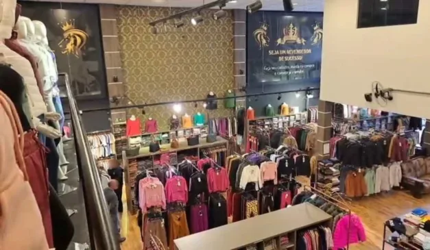 Imagem interna da loja com produtos falsificados alvo de operação no bairro Boqueirão em Curitiba