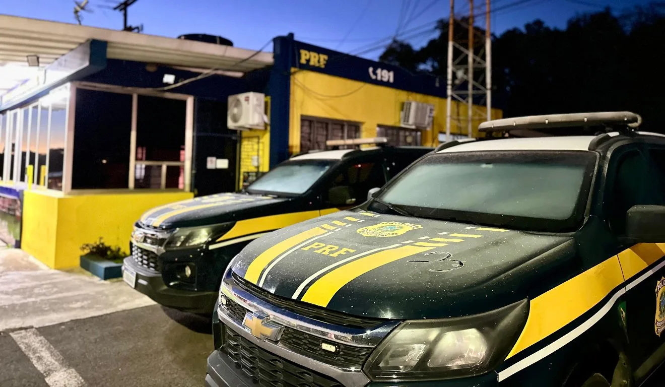 viatura da Polícia Rodoviária Federal coberta por geada na BR-277, em Guarapuava