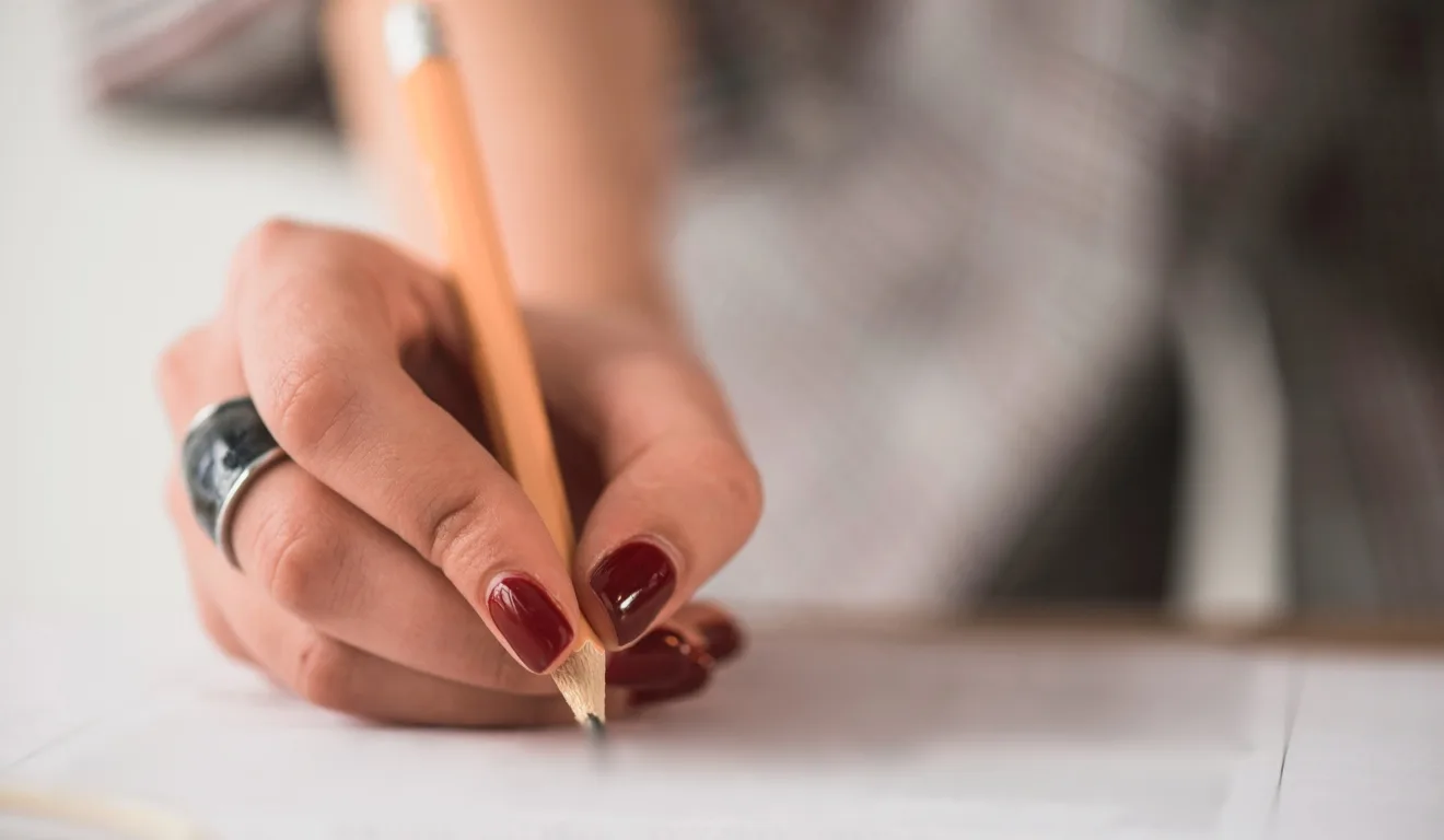 mulher escrevendo em prova