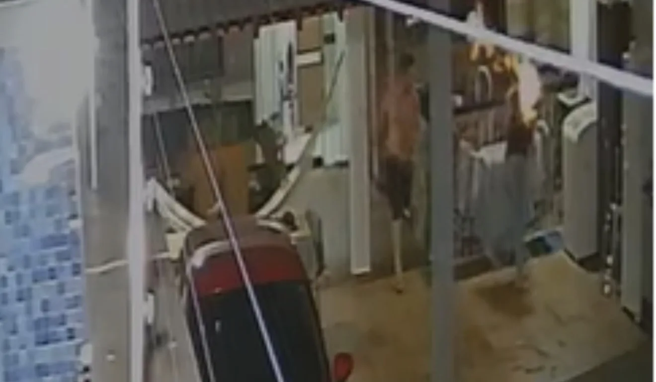 mulher correndo enquanto homem vai atrás