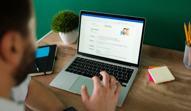 pessoa mexendo no notebook