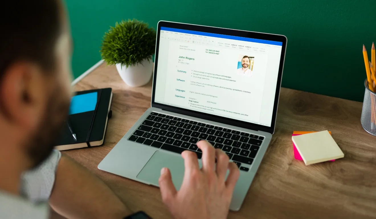 pessoa mexendo no notebook