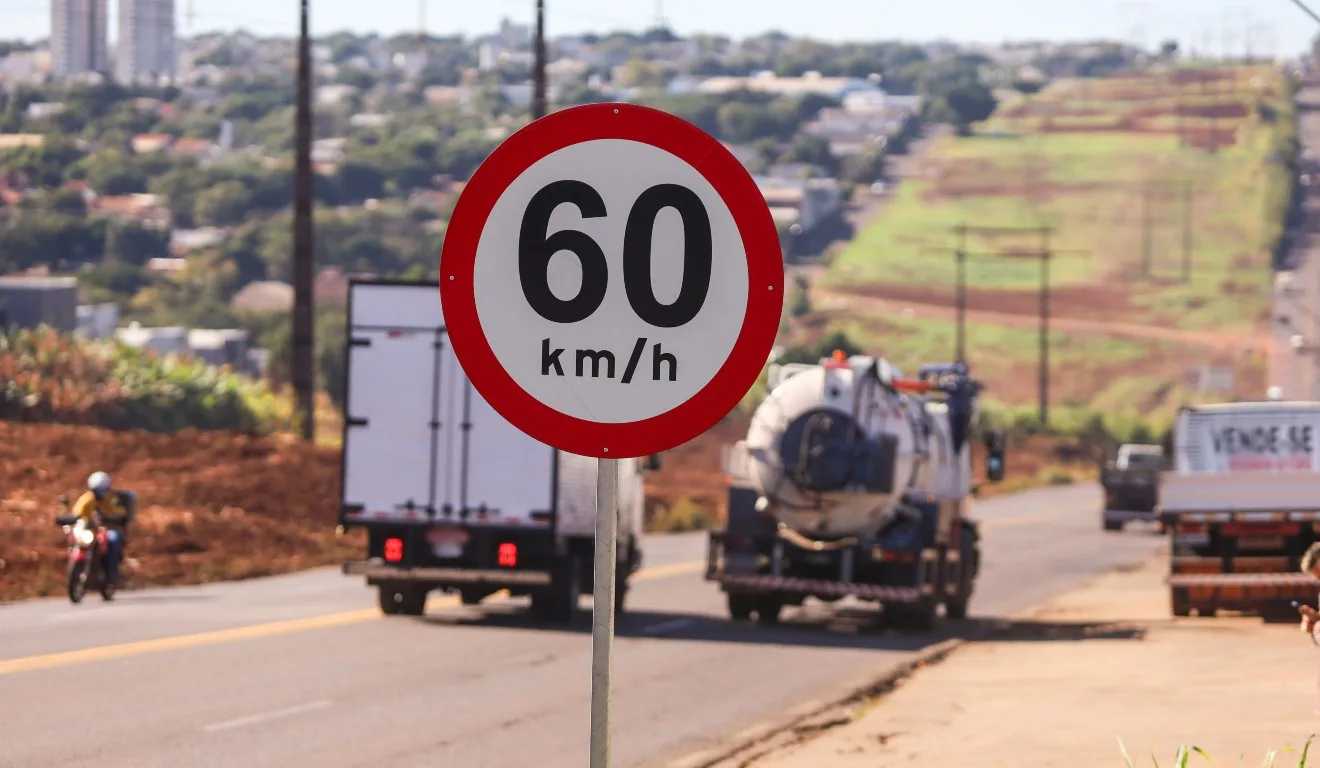 caminhões e placa de limite de velocidade no Contorno Sul de Maringá