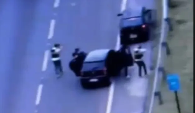 policiais prendendo suspeitos por furto