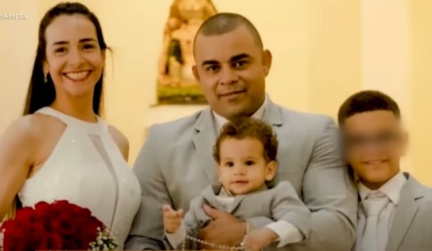 Família vítima de ataque de filho adolescente em uma foto na igreja