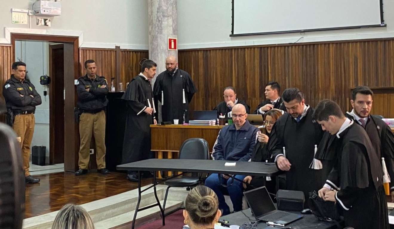 Erik Busetti sentado no banco dos réus