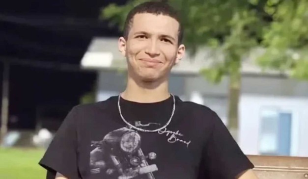 Estudante que morreu em intercâmbio no Canadá sentado em banco tirando foto