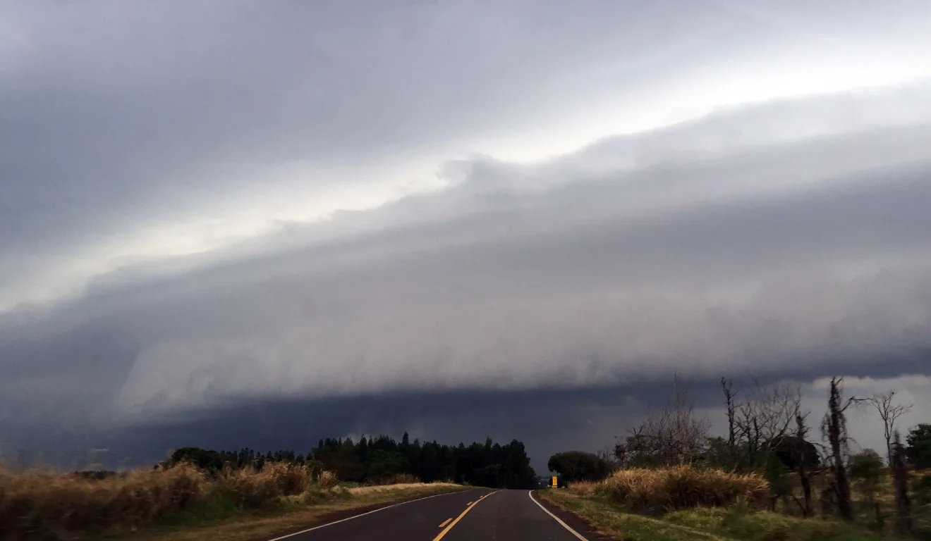 CIDADE COM VENTO NO CÉU APARECENDO