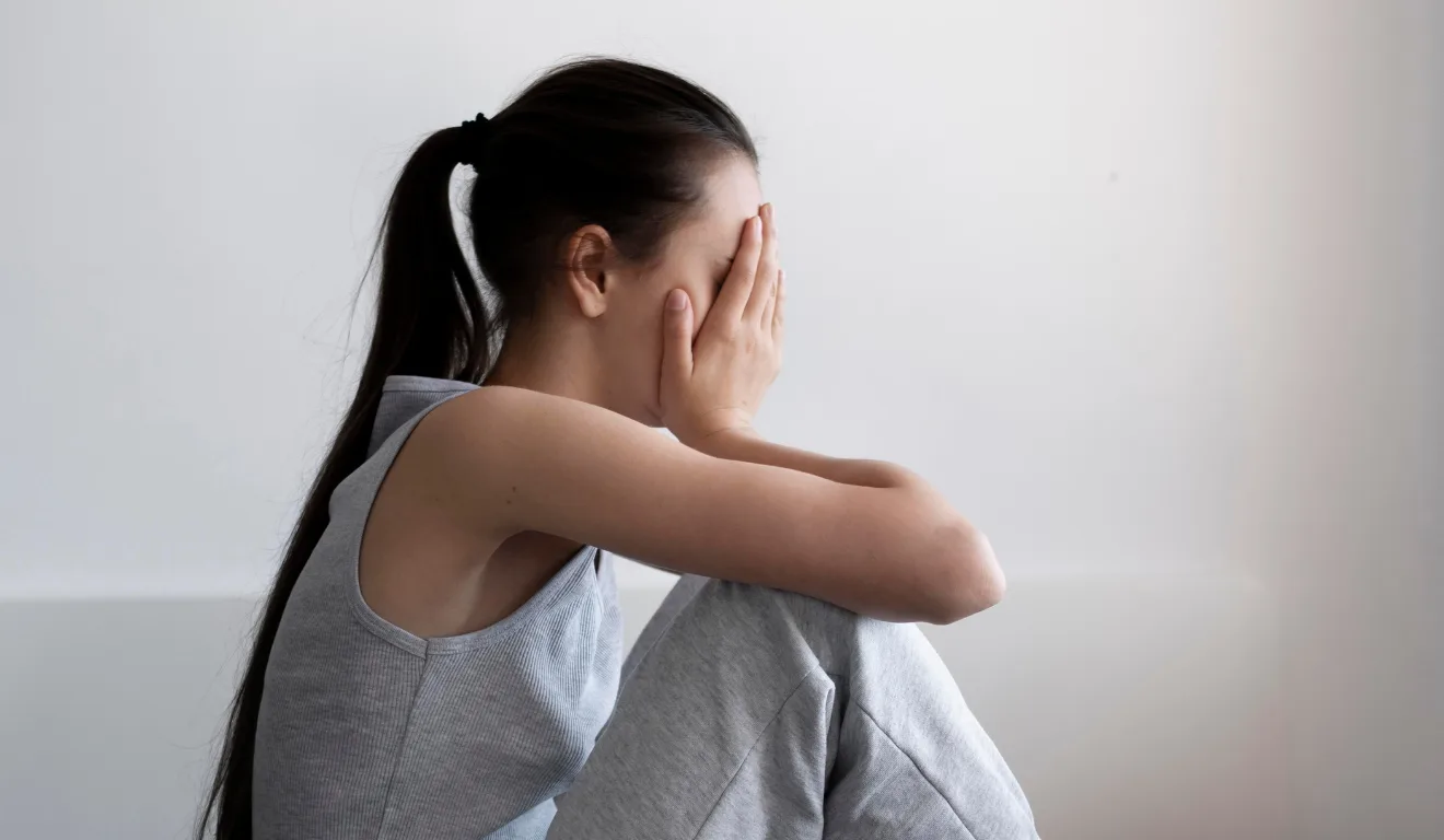 Imagem de uma mulher preocupada.