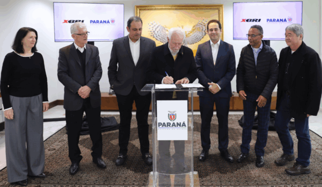 Darci Piana, governador em exercício do Paraná, durante assinatura de incentivo fiscal do governo do estado para a implantação da XBRI Pneus, ao lado de representantes da fábrica