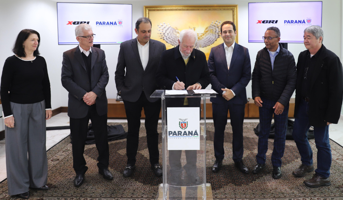 Darci Piana, governador em exercício do Paraná, durante assinatura de incentivo fiscal do governo do estado para a implantação da XBRI Pneus, ao lado de representantes da fábrica