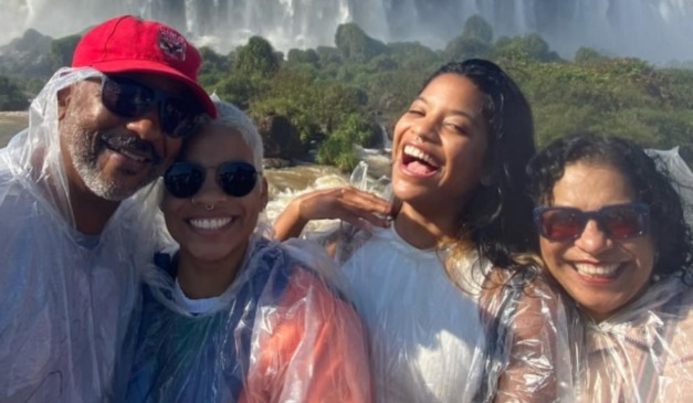 Juliana Marins ao lado dos pais e da irmã