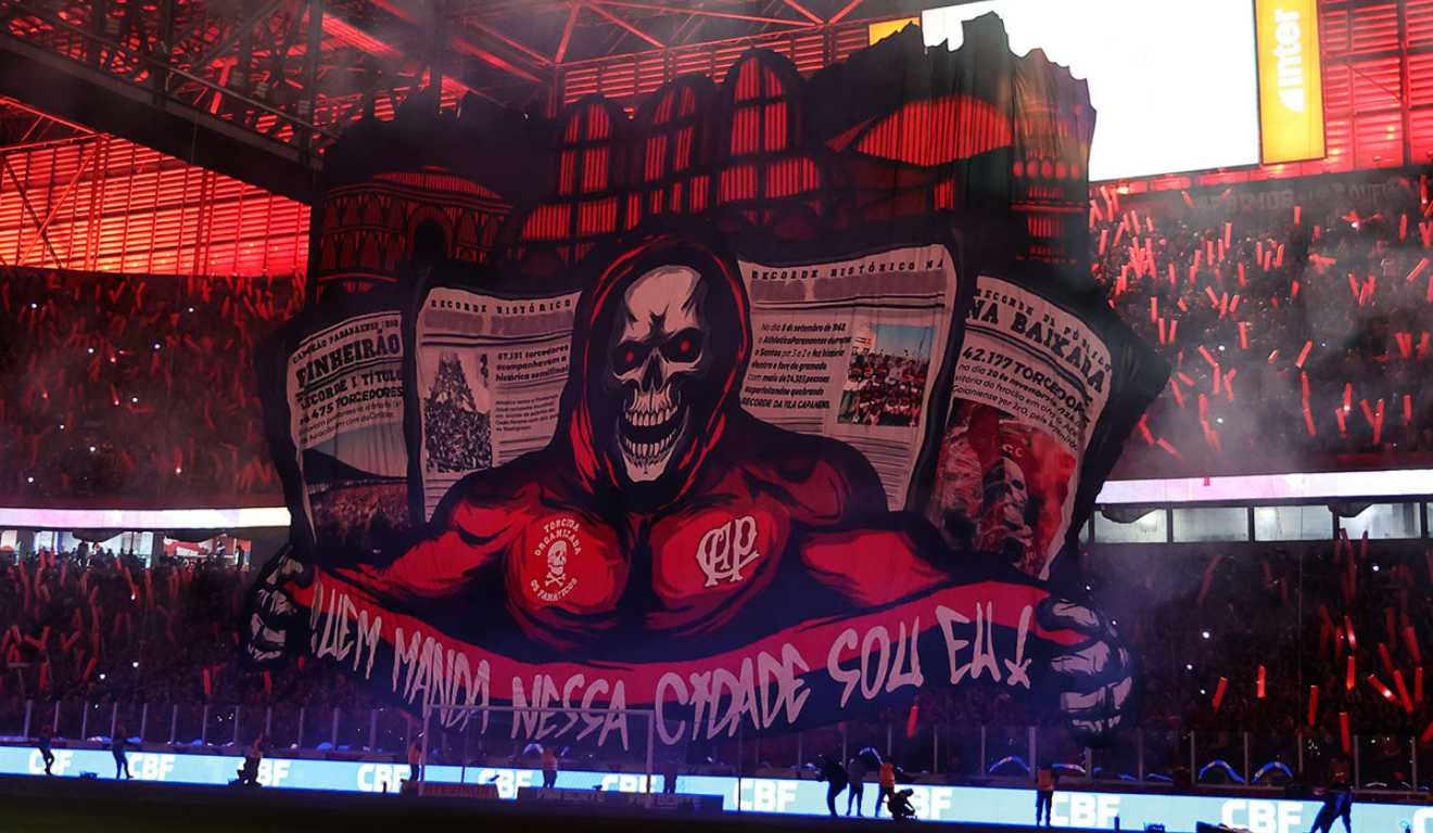 Imagem levantada pela torcida do Athletico antes do jogo lembrou o recorde de público em todos os estádios de Curitiba.