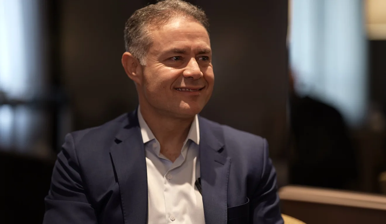 Renan Filho critica antigos contratos de pedágio no PR, anuncia obras e diz que tarifas atuais são 50% menores em Curitiba.