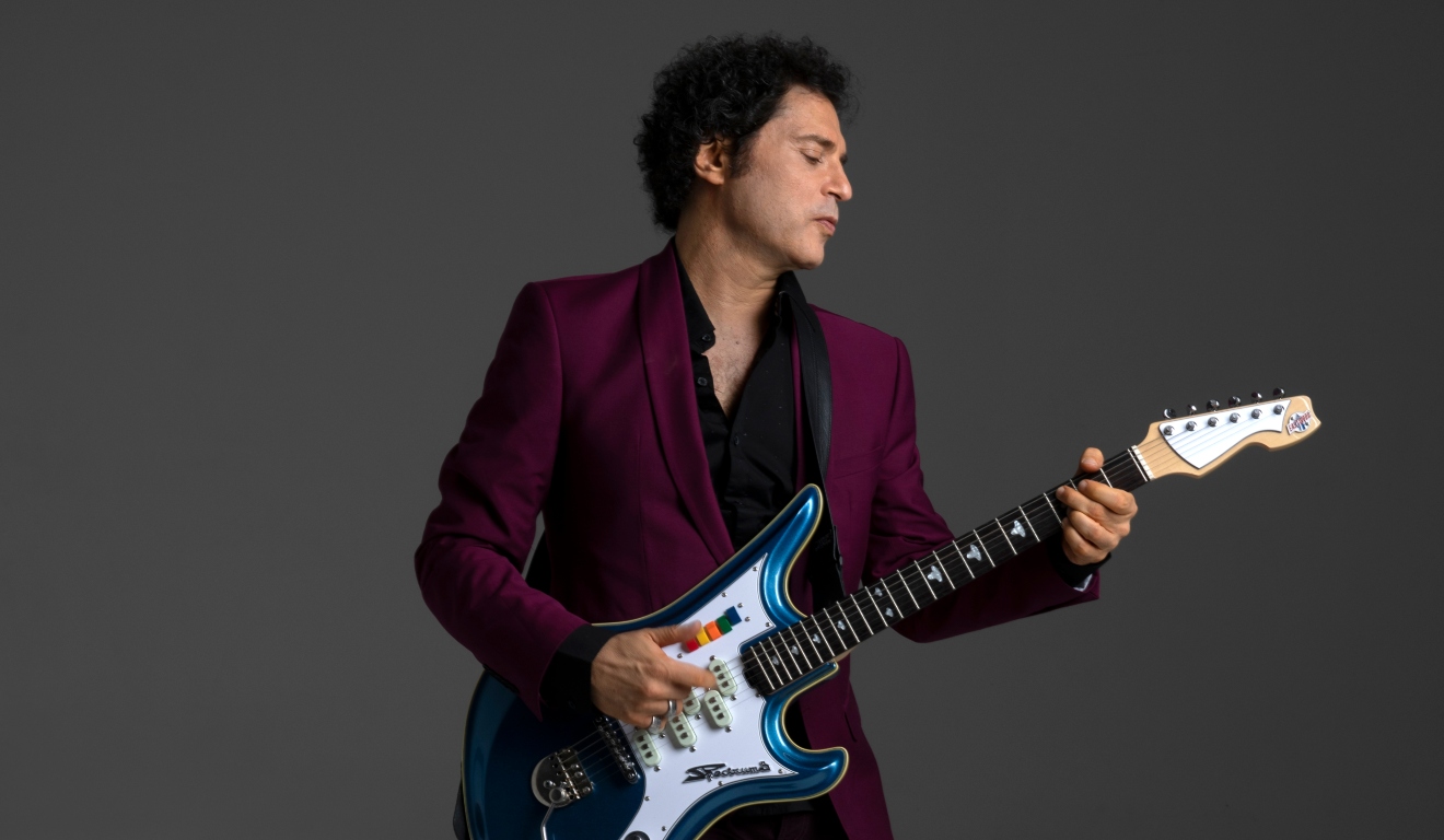 Frejat posando com guitarra