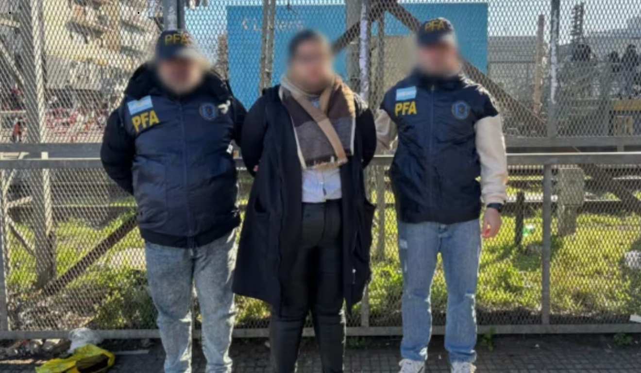 Funcionária de orfanato após ser presa pela polícia da Argentina