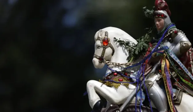estátua de ogum em cima de um cavalo