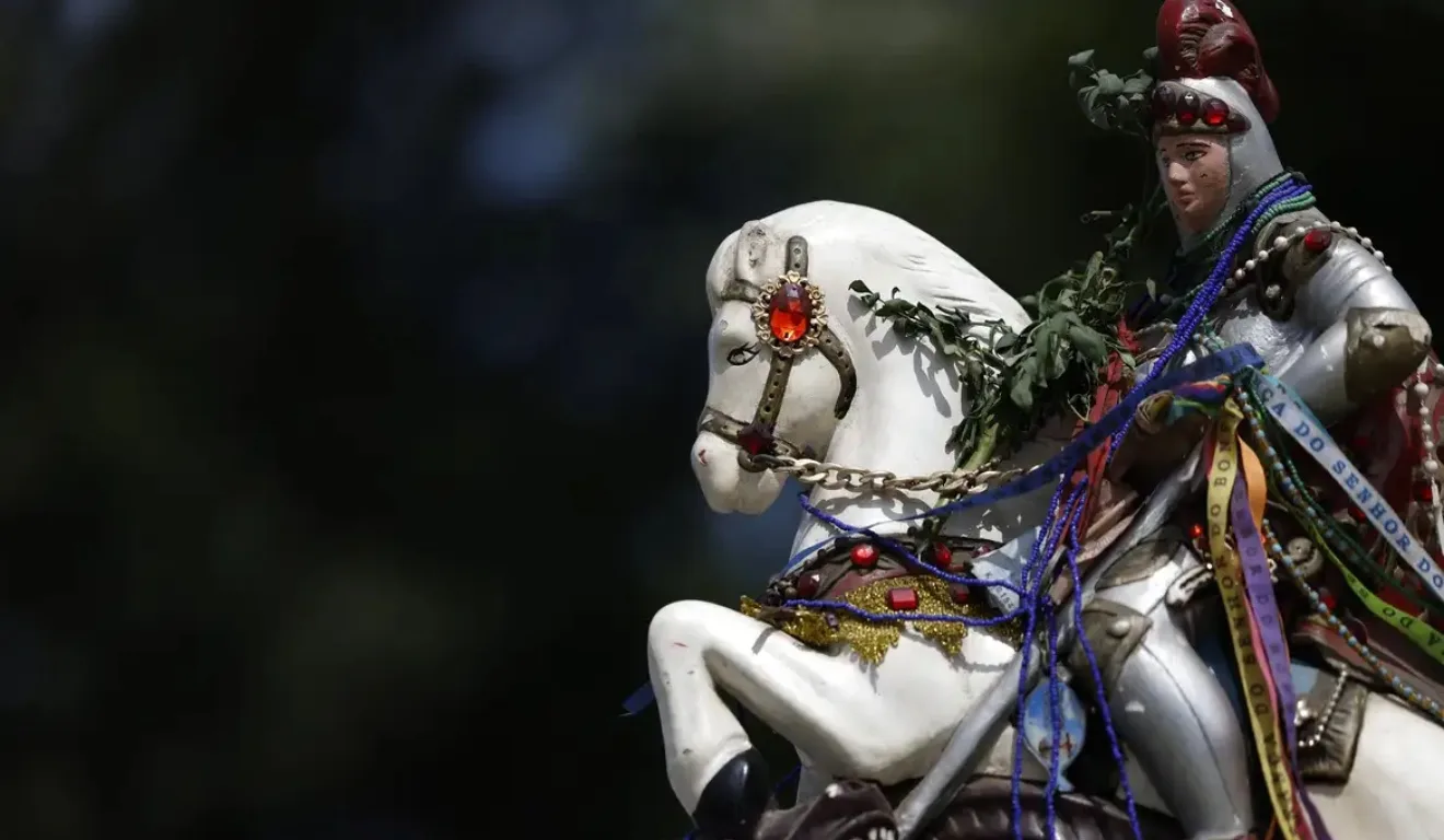 estátua de ogum em cima de um cavalo