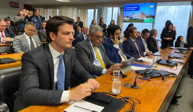 Prefeito Eduardo Pimentel participa em Brasília, da reunião da Frente Nacional de Prefeitas e Prefeitos (FNP) e da audiência pública no Senado sobre a Reforma Tributária