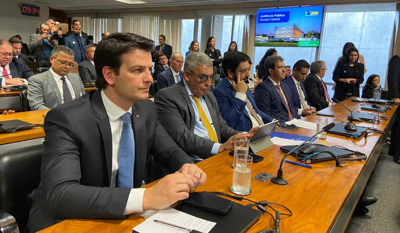 Prefeito Eduardo Pimentel participa em Brasília, da reunião da Frente Nacional de Prefeitas e Prefeitos (FNP) e da audiência pública no Senado sobre a Reforma Tributária
