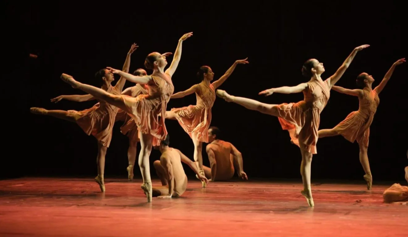 Dançarinos no palco em apresentação do festival de dança