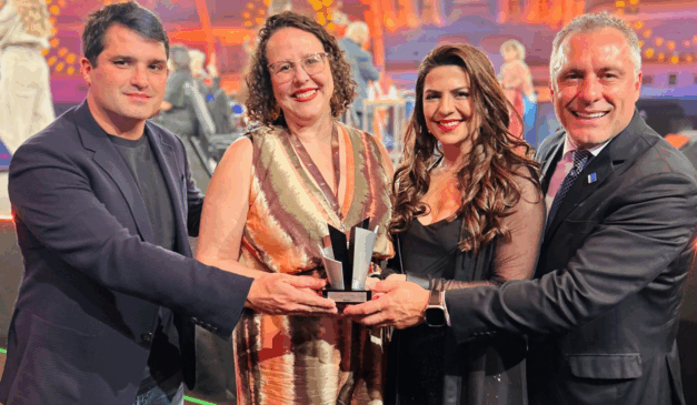 representantes do Jockey Plaza Shopping recebendo premiação