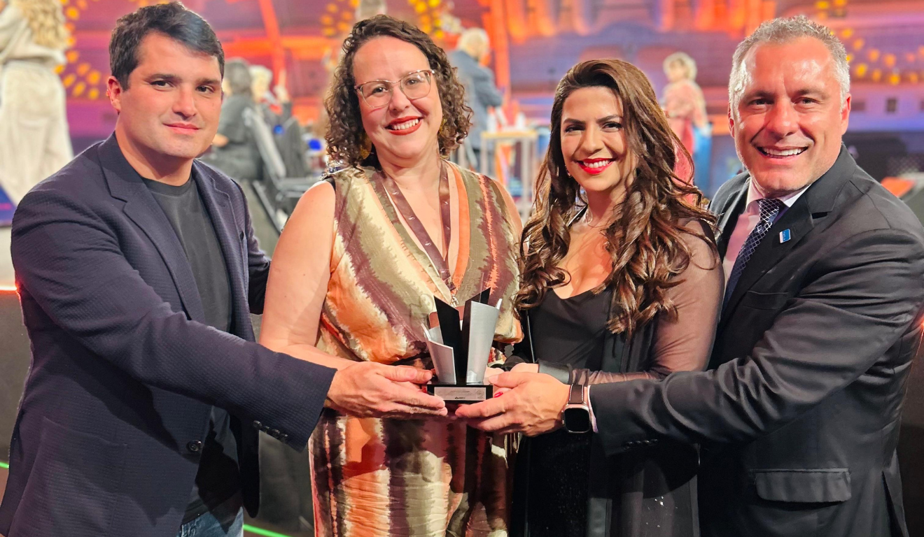 representantes do Jockey Plaza Shopping recebendo premiação