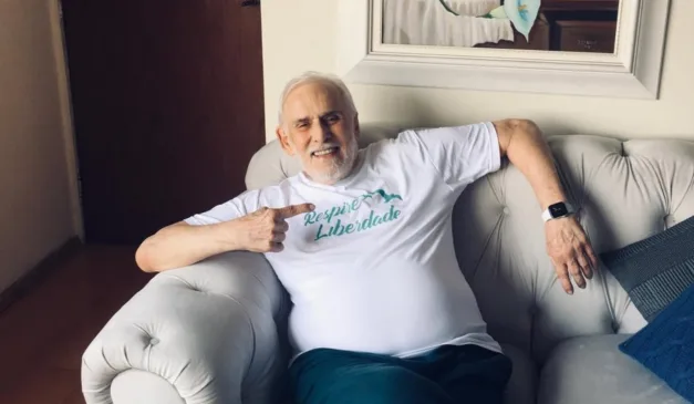 Francisco Cuoco sentado no sofá em casa