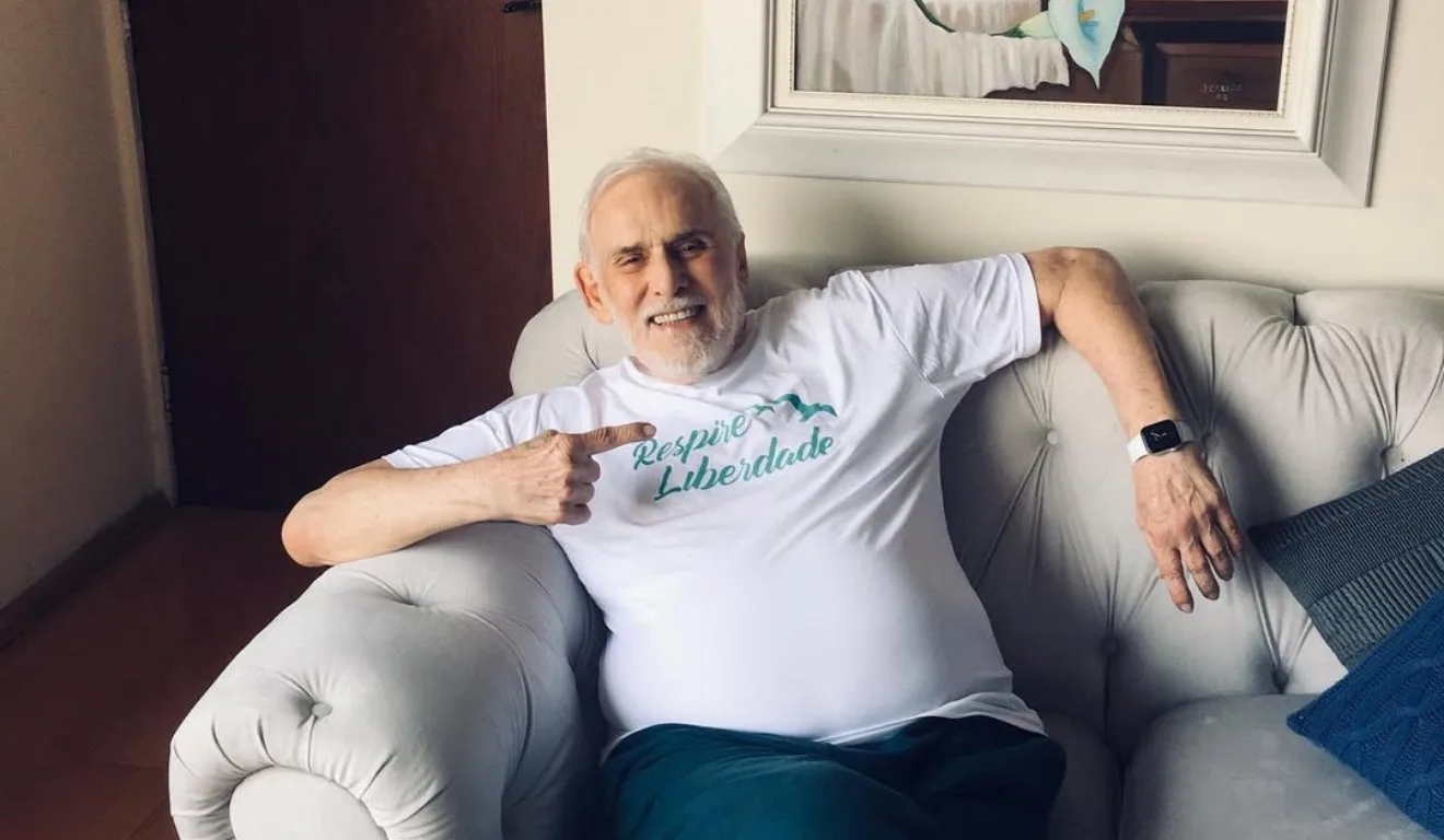 Francisco Cuoco sentado no sofá em casa