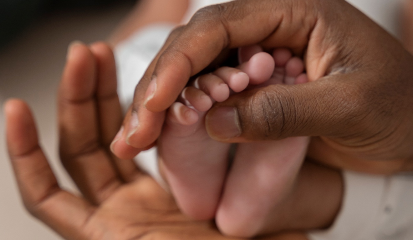 mãos em pés de bebê